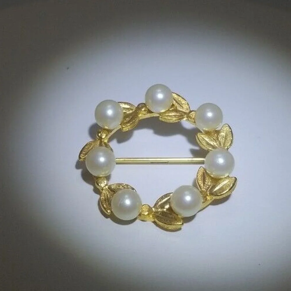 Vintage Faux Pearl Wreath Brooch Pin Gold Tone Leaves , 7 Pearls With Gift Box